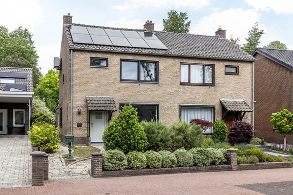 Te koop: Op een royaal perceel van 700 m² ligt deze instapklare twee-onder-een-kapwoning in het idyllische Eys. 